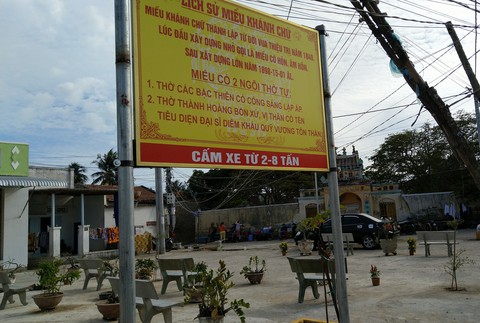 Chính quyền đối thoại với hàng trăm hộ đòi giữ sân miếu - Ảnh 2. Chính quyền đối thoại với hàng trăm hộ đòi giữ sân miếu - Ảnh 2.