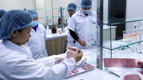 Dân e ngại thịt ngoài chợ, thịt mát lên ngôi dịp tết - Ảnh 3. Dân e ngại thịt ngoài chợ, thịt mát lên ngôi dịp tết - Ảnh 3.