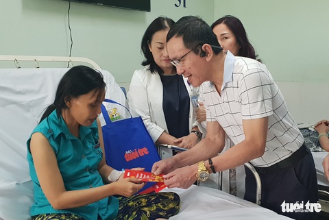 Quà Tết của bạn đọc Tuổi Trẻ đến với bệnh nhân nghèo - Ảnh 1. Quà Tết của bạn đọc Tuổi Trẻ đến với bệnh nhân nghèo - Ảnh 1.