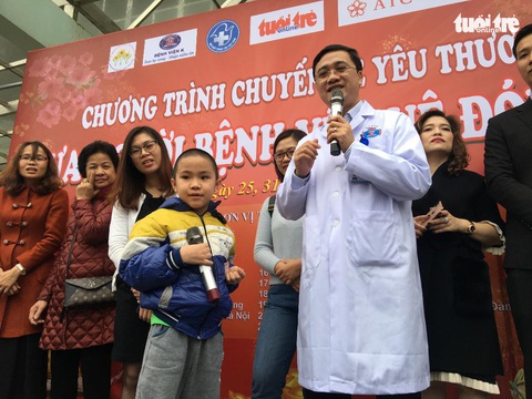 Nước mắt, nụ cười trên chuyến xe về nhà ăn tết của bệnh nhân ung thư - Ảnh 1. Nước mắt, nụ cười trên chuyến xe về nhà ăn tết của bệnh nhân ung thư - Ảnh 1.