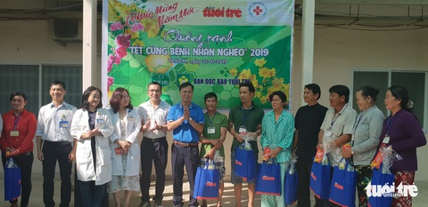 Quà Tết của bạn đọc Tuổi Trẻ đến với bệnh nhân nghèo - Ảnh 2. Quà Tết của bạn đọc Tuổi Trẻ đến với bệnh nhân nghèo - Ảnh 2.