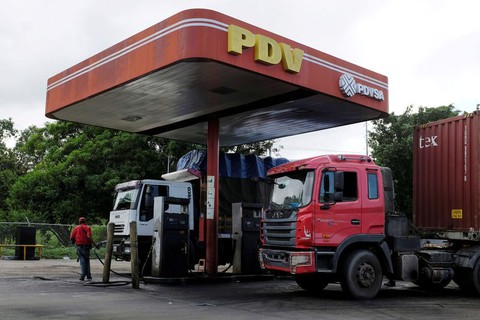 Dân Venezuela xếp hàng dài chờ mua xăng - Ảnh 1. Dân Venezuela xếp hàng dài chờ mua xăng - Ảnh 1.