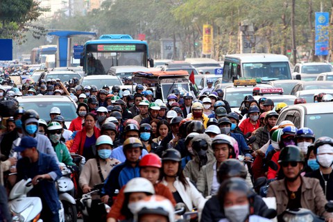 Giáp tết, nhiều tuyến phố Hà Nội tắc nghẽn cả ngày lẫn đêm - Ảnh 3. Giáp tết, nhiều tuyến phố Hà Nội tắc nghẽn cả ngày lẫn đêm - Ảnh 3.
