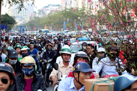 Giáp tết, nhiều tuyến phố Hà Nội tắc nghẽn cả ngày lẫn đêm - Ảnh 4. Giáp tết, nhiều tuyến phố Hà Nội tắc nghẽn cả ngày lẫn đêm - Ảnh 4.