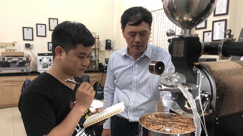 Cử nhân Đại học Điện lực thành quán quân rang cà phê - Ảnh 1. Cử nhân Đại học Điện lực thành quán quân rang cà phê - Ảnh 1.