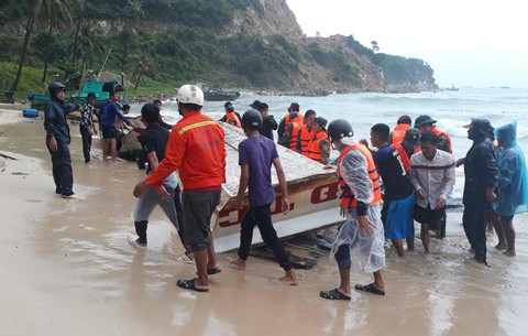 Nhiều tàu trú bão ở đảo Thổ Châu và Nam Du bị sóng đánh chìm - Ảnh 1. Nhiều tàu trú bão ở đảo Thổ Châu và Nam Du bị sóng đánh chìm - Ảnh 1.