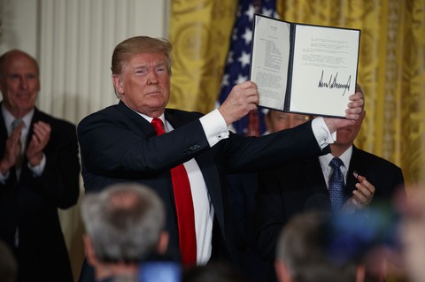 Ông Trump tham vọng dẫn đầu chinh phục không gian - Ảnh 1. Ông Trump tham vọng dẫn đầu chinh phục không gian - Ảnh 1.