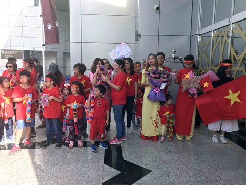 CĐV hát mừng sinh nhật HLV Park Hang Seo tại sân bay Abu Dhabi - Ảnh 2. CĐV hát mừng sinh nhật HLV Park Hang Seo tại sân bay Abu Dhabi - Ảnh 2.