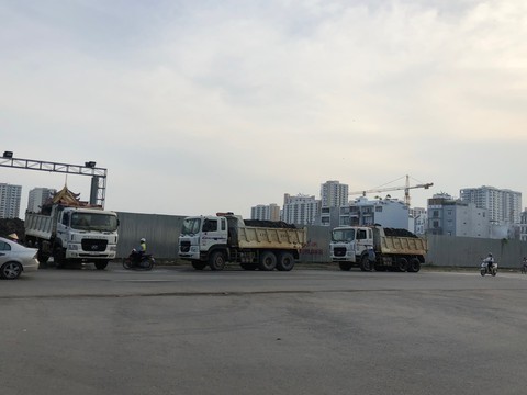Phó chủ tịch quận 2 hứa ngăn xe tải nặng chạy trước cổng trường - Ảnh 2. Phó chủ tịch quận 2 hứa ngăn xe tải nặng chạy trước cổng trường - Ảnh 2.
