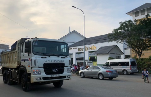 Phó chủ tịch quận 2 hứa ngăn xe tải nặng chạy trước cổng trường - Ảnh 1. Phó chủ tịch quận 2 hứa ngăn xe tải nặng chạy trước cổng trường - Ảnh 1.