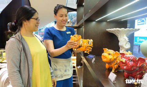 Gốm sứ đón Tết Kỷ Hợi, đẹp lung linh trên kênh online - Ảnh 1. Gốm sứ đón Tết Kỷ Hợi, đẹp lung linh trên kênh online - Ảnh 1.