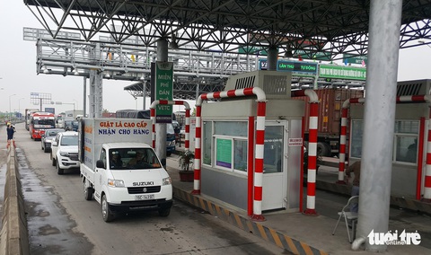 BOT Tiên Cựu mới thu phí ngày đầu đã phải xả trạm - Ảnh 2. BOT Tiên Cựu mới thu phí ngày đầu đã phải xả trạm - Ảnh 2.
