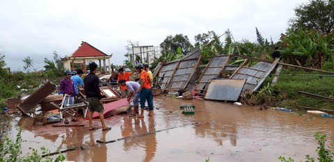 171 căn nhà ở Bạc Liêu bị sập và tốc mái do lốc xoáy - Ảnh 2. 171 căn nhà ở Bạc Liêu bị sập và tốc mái do lốc xoáy - Ảnh 2.