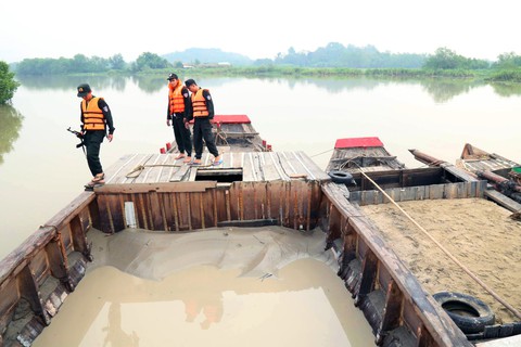 Bị truy bắt, cả chục cát tặc lao xuống sông Đồng Nai tẩu thoát - Ảnh 1. Bị truy bắt, cả chục cát tặc lao xuống sông Đồng Nai tẩu thoát - Ảnh 1.