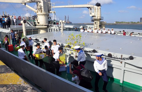 Cành mai, cây quất và những nụ hôn ở quân cảng - Ảnh 2. Cành mai, cây quất và những nụ hôn ở quân cảng - Ảnh 2.
