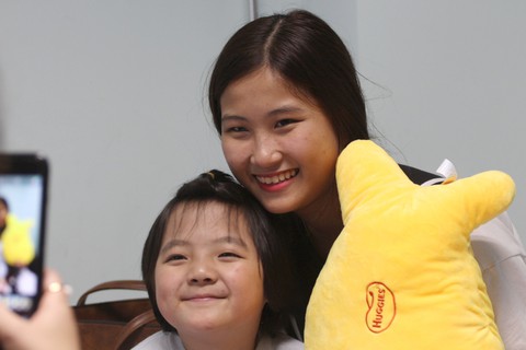 Điều ước đầu năm của bệnh nhi ung thư: Con rất thích cái gối, con vui lắm - Ảnh 2. Điều ước đầu năm của bệnh nhi ung thư: Con rất thích cái gối, con vui lắm - Ảnh 2.