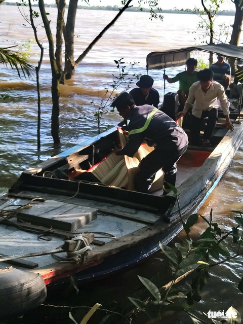 Đã tìm thấy thi thể 3 nạn nhân vụ chìm sà lan trên sông Tiền - Ảnh 2. Đã tìm thấy thi thể 3 nạn nhân vụ chìm sà lan trên sông Tiền - Ảnh 2.
