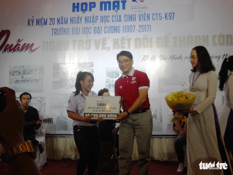 Họp lớp nhắc nhau kỷ niệm, chia sẻ yêu thương - Ảnh 4. Họp lớp nhắc nhau kỷ niệm, chia sẻ yêu thương - Ảnh 4.