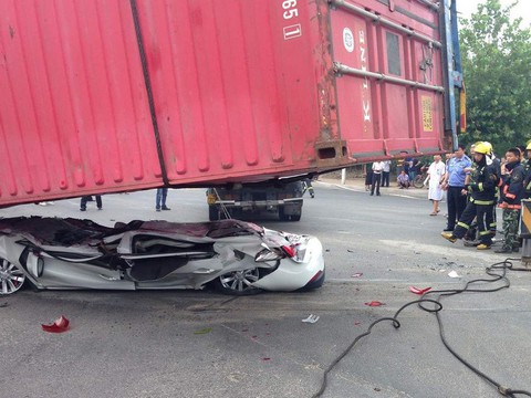 Đi gần xe container, làm sao để an toàn? - Ảnh 1. Đi gần xe container, làm sao để an toàn? - Ảnh 1.