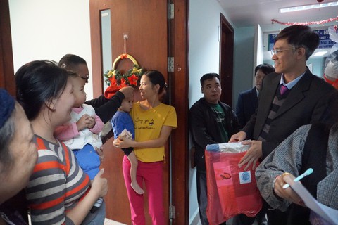 Điều ước đầu năm của bệnh nhi ung thư: Con rất thích cái gối, con vui lắm - Ảnh 1. Điều ước đầu năm của bệnh nhi ung thư: Con rất thích cái gối, con vui lắm - Ảnh 1.