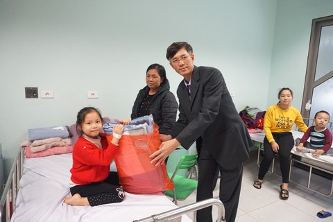 Điều ước đầu năm của bệnh nhi ung thư: Con rất thích cái gối, con vui lắm - Ảnh 5. Điều ước đầu năm của bệnh nhi ung thư: Con rất thích cái gối, con vui lắm - Ảnh 5.