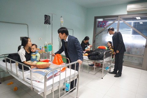 Điều ước đầu năm của bệnh nhi ung thư: Con rất thích cái gối, con vui lắm - Ảnh 4. Điều ước đầu năm của bệnh nhi ung thư: Con rất thích cái gối, con vui lắm - Ảnh 4.