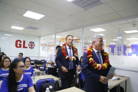 Quốc vụ khanh Vương quốc Anh đến thăm và làm việc tại UEF - Ảnh 2. Quốc vụ khanh Vương quốc Anh đến thăm và làm việc tại UEF - Ảnh 2.
