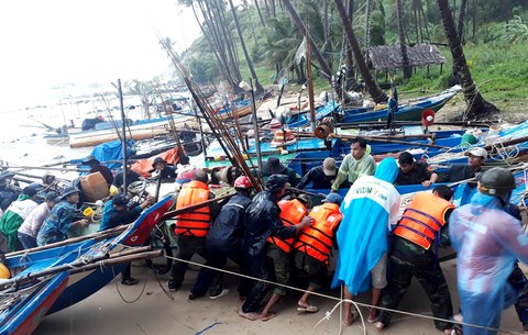 Miền Tây thiệt hại nhiều tỉ đồng vì mưa bão - Ảnh 1. Miền Tây thiệt hại nhiều tỉ đồng vì mưa bão - Ảnh 1.