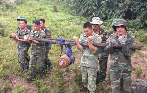 Hủy hơn 10 tấn bom, mìn trong một ngày - Ảnh 2. Hủy hơn 10 tấn bom, mìn trong một ngày - Ảnh 2.