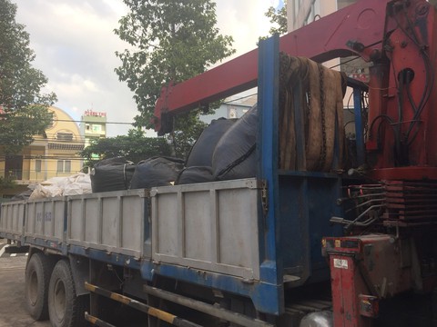 Bắt quả tang hàng chục tấn chất thải nguy hại vận chuyển trái phép - Ảnh 1. Bắt quả tang hàng chục tấn chất thải nguy hại vận chuyển trái phép - Ảnh 1.