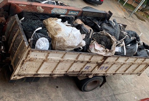 Bắt quả tang hàng chục tấn chất thải nguy hại vận chuyển trái phép - Ảnh 2. Bắt quả tang hàng chục tấn chất thải nguy hại vận chuyển trái phép - Ảnh 2.