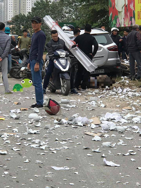 Xe hơi 4 chỗ tông liên hoàn vào taxi và xe máy, 2 người chết - Ảnh 1. Xe hơi 4 chỗ tông liên hoàn vào taxi và xe máy, 2 người chết - Ảnh 1.