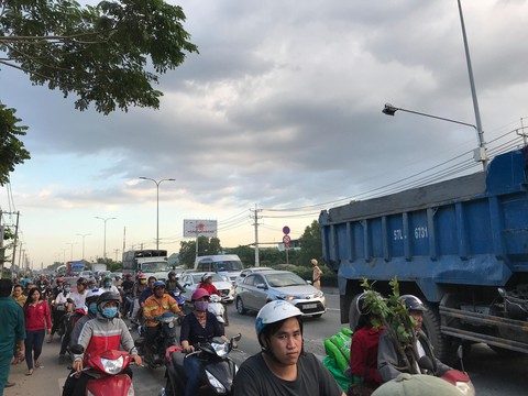 Xe ben lật đè chết người đi xe máy băng qua đường - Ảnh 2. Xe ben lật đè chết người đi xe máy băng qua đường - Ảnh 2.
