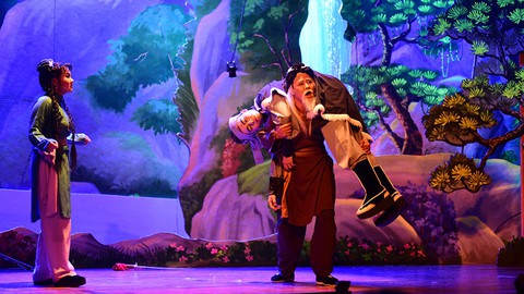Cải lương ám ảnh cải... cách đến nỗi hoảng loạn, làm đủ trò - Ảnh 3. Cải lương ám ảnh cải... cách đến nỗi hoảng loạn, làm đủ trò - Ảnh 3.