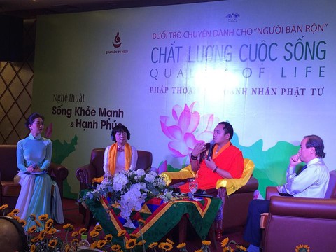 Nhà sư, bác sĩ và doanh nhân bàn chuyện sống khỏe mạnh - Ảnh 1. Nhà sư, bác sĩ và doanh nhân bàn chuyện sống khỏe mạnh - Ảnh 1.