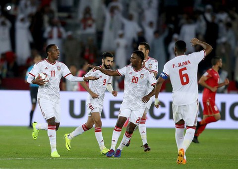 Nhờ trọng tài, chủ nhà UAE thoát thua Bahrain ở trận mở màn Asian Cup - Ảnh 3. Nhờ trọng tài, chủ nhà UAE thoát thua Bahrain ở trận mở màn Asian Cup - Ảnh 3.