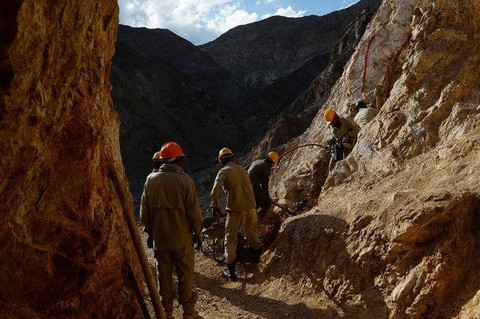 Đào hầm 60m giữa lòng sông tìm vàng, 30 công nhân Afghanistan chết thảm - Ảnh 1. Đào hầm 60m giữa lòng sông tìm vàng, 30 công nhân Afghanistan chết thảm - Ảnh 1.