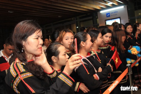 Bánh mì trên tay, HHen Niê về với quê nhà Buôn Ma Thuột - Ảnh 5. Bánh mì trên tay, HHen Niê về với quê nhà Buôn Ma Thuột - Ảnh 5.