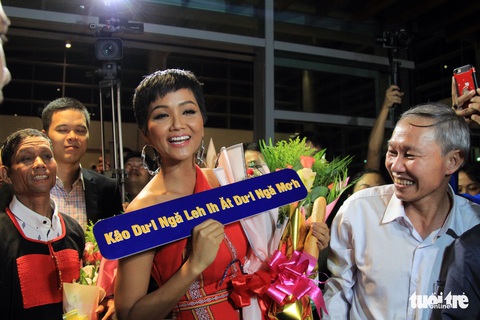 Bánh mì trên tay, HHen Niê về với quê nhà Buôn Ma Thuột - Ảnh 6. Bánh mì trên tay, HHen Niê về với quê nhà Buôn Ma Thuột - Ảnh 6.