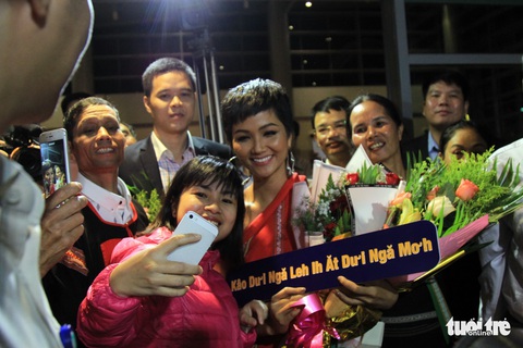 Bánh mì trên tay, HHen Niê về với quê nhà Buôn Ma Thuột - Ảnh 7. Bánh mì trên tay, HHen Niê về với quê nhà Buôn Ma Thuột - Ảnh 7.