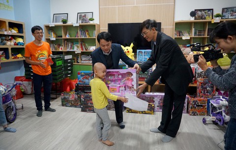 Con thích búp bê nấu ăn và được về nhà ăn tết - Ảnh 4. Con thích búp bê nấu ăn và được về nhà ăn tết - Ảnh 4.