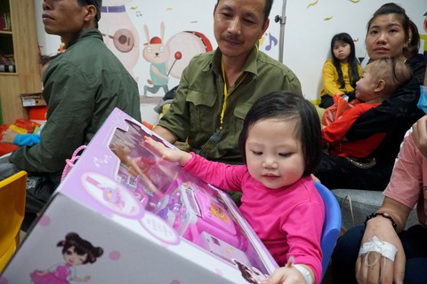 Con thích búp bê nấu ăn và được về nhà ăn tết - Ảnh 6. Con thích búp bê nấu ăn và được về nhà ăn tết - Ảnh 6.