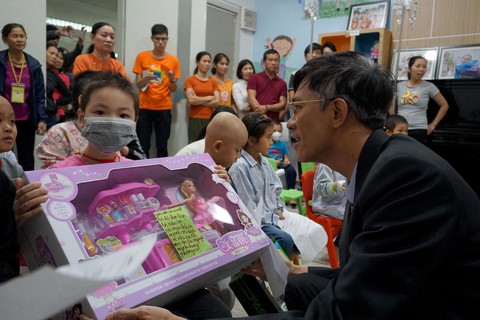 Con thích búp bê nấu ăn và được về nhà ăn tết - Ảnh 1. Con thích búp bê nấu ăn và được về nhà ăn tết - Ảnh 1.