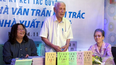 Vĩnh biệt nhà văn Trần Kim Trắc: Nhớ một ông già Nam Bộ viết văn - Ảnh 1. Vĩnh biệt nhà văn Trần Kim Trắc: Nhớ một ông già Nam Bộ viết văn - Ảnh 1.