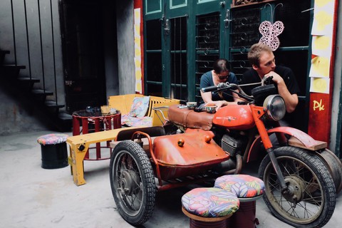 Quán cà phê toàn đồ tái chế giữa phố cổ Hà Nội - Ảnh 7. Quán cà phê toàn đồ tái chế giữa phố cổ Hà Nội - Ảnh 7.
