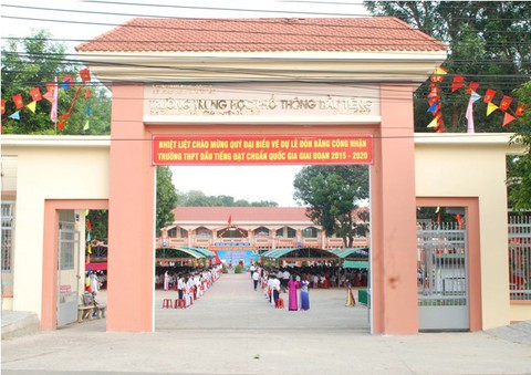 Họp lớp đi, đừng bàn với bạc nữa! - Ảnh 1. Họp lớp đi, đừng bàn với bạc nữa! - Ảnh 1.