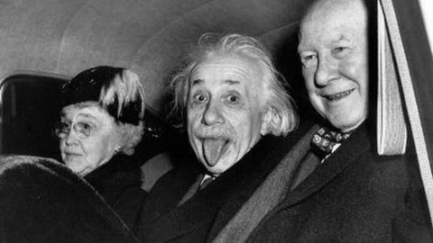 Einstein lẫn Newton đều sai bét, theo lời học giả Ấn Độ - Ảnh 1. Einstein lẫn Newton đều sai bét, theo lời học giả Ấn Độ - Ảnh 1.