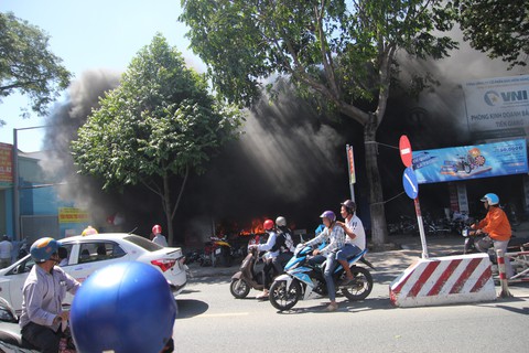 Cháy cửa hàng xe máy ở Mỹ Tho, hàng chục xe bị thiêu rụi - Ảnh 1. Cháy cửa hàng xe máy ở Mỹ Tho, hàng chục xe bị thiêu rụi - Ảnh 1.