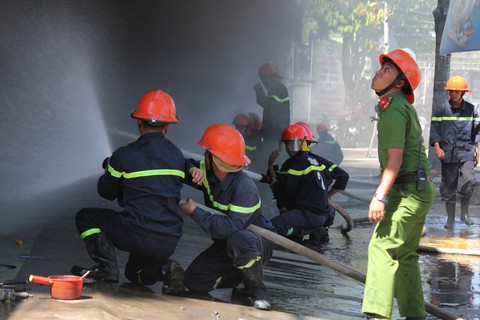Cháy cửa hàng xe máy ở Mỹ Tho, hàng chục xe bị thiêu rụi - Ảnh 6. Cháy cửa hàng xe máy ở Mỹ Tho, hàng chục xe bị thiêu rụi - Ảnh 6.