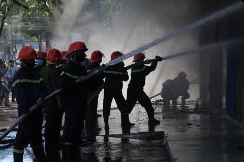 Cháy cửa hàng xe máy ở Mỹ Tho, hàng chục xe bị thiêu rụi - Ảnh 7. Cháy cửa hàng xe máy ở Mỹ Tho, hàng chục xe bị thiêu rụi - Ảnh 7.